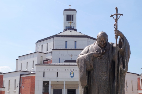 statua świętego jana pawła drugiego na placu przed sanktuarium 